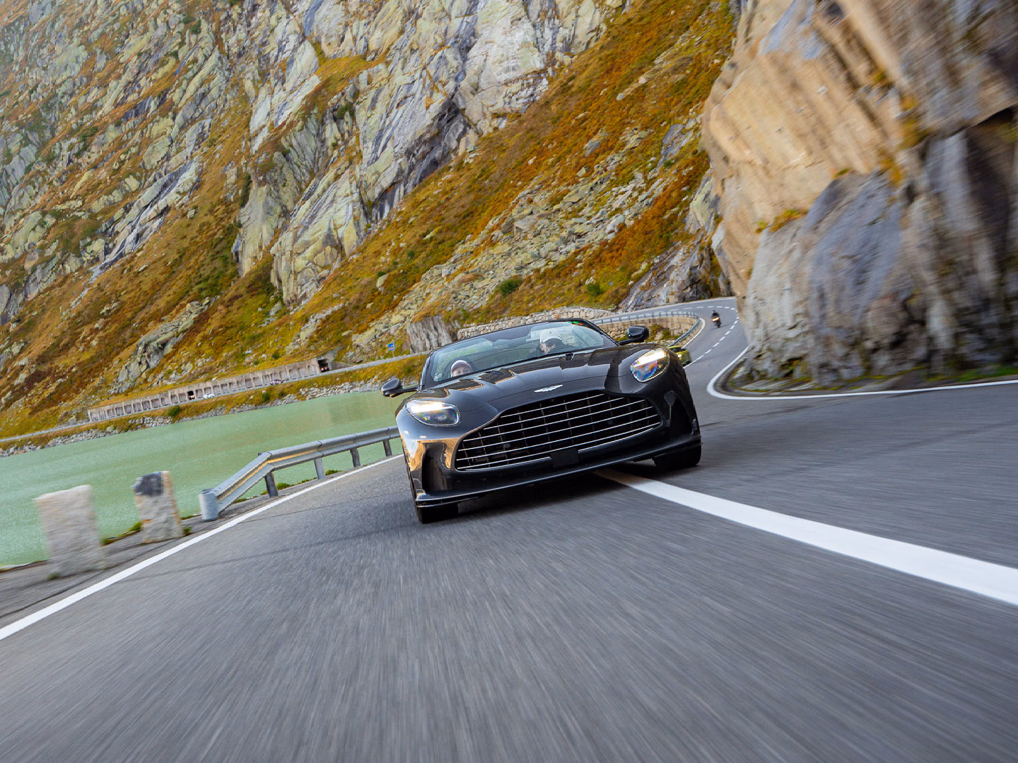 Aston Martin DB12 Volante,